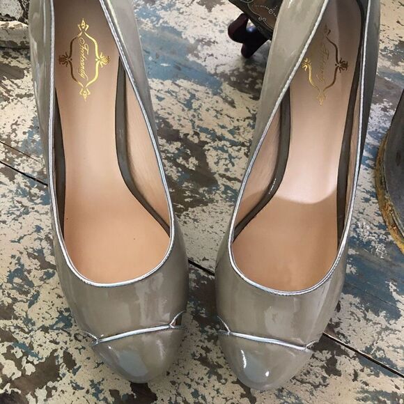 NEW Footcandy Crissy Platform Heels in Taupe Patent Leather NIB